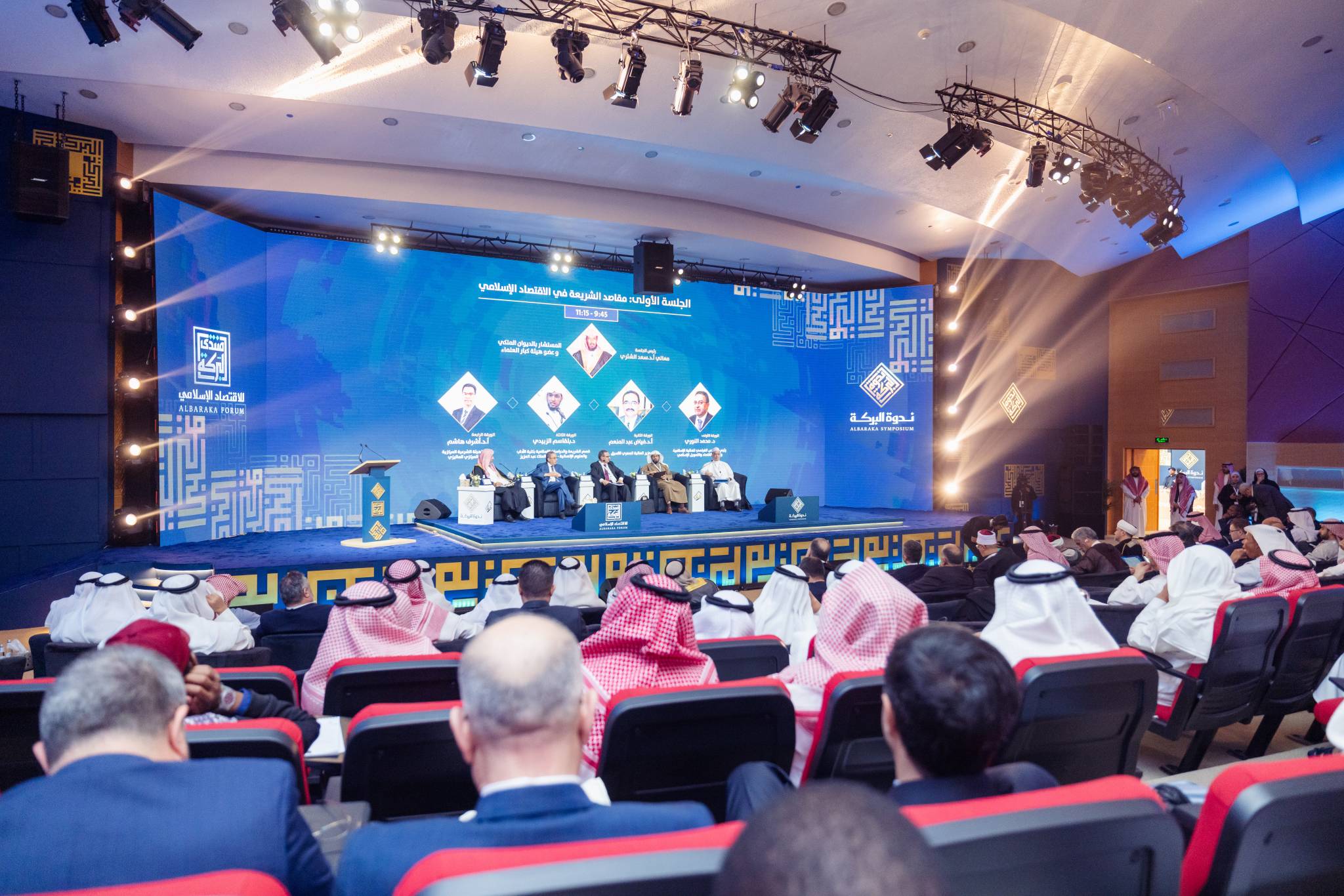 العلماء والخبراء خلال الجلسات